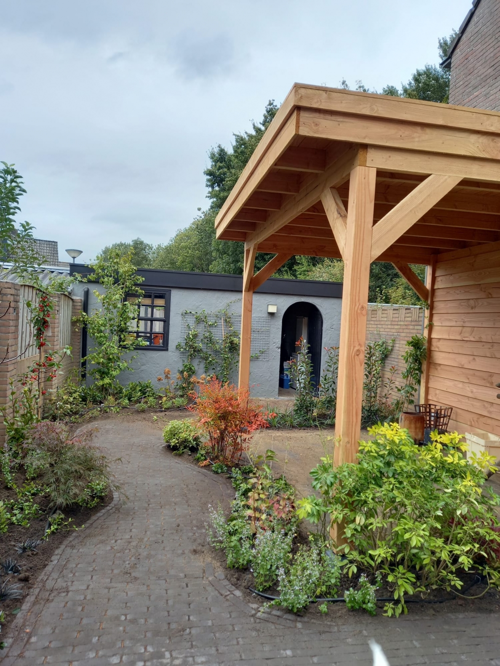 Timmermans Tuinverzorging energetische tuin buitenverblijf gebakken klinkers keramische tegels 003