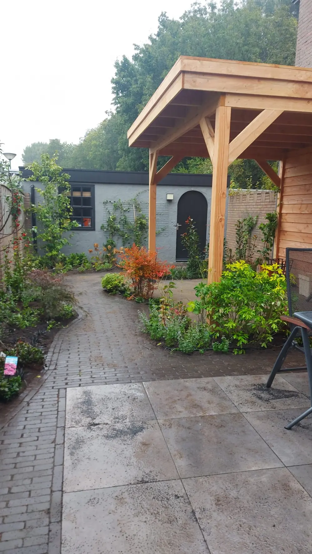 Timmermans Tuinverzorging energetische tuin buitenverblijf gebakken klinkers keramische tegels 005